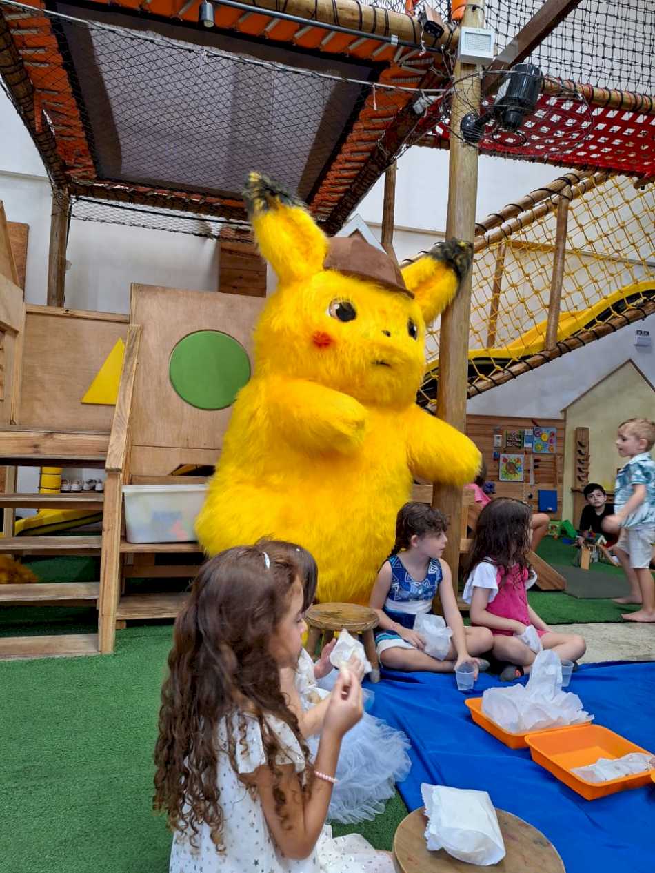 Pikachu na Festa do Benício dançando com as crianças